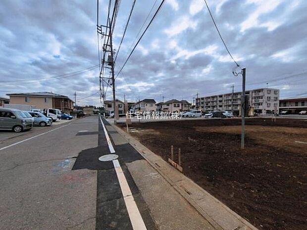 前面道路を含めた現地写真です。