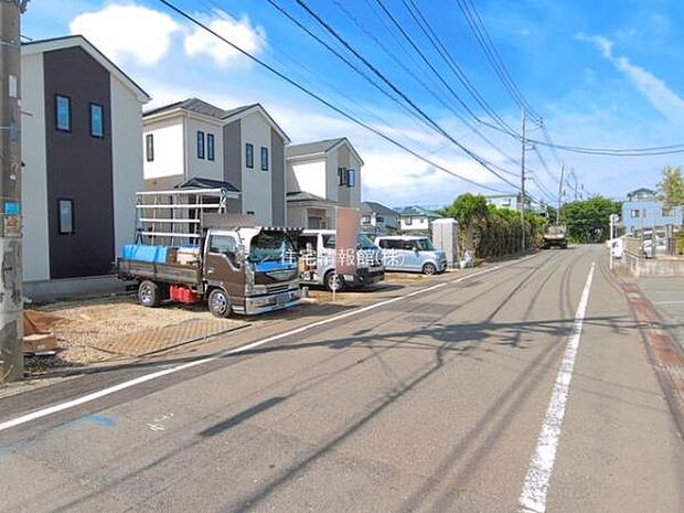 前面道路を含めた現地写真です。