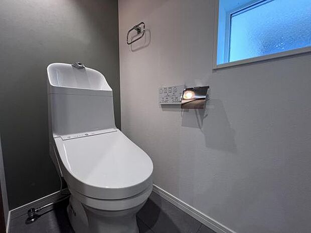 シャワー洗浄機能付のトイレは、清潔感が印象的な空間ですね。