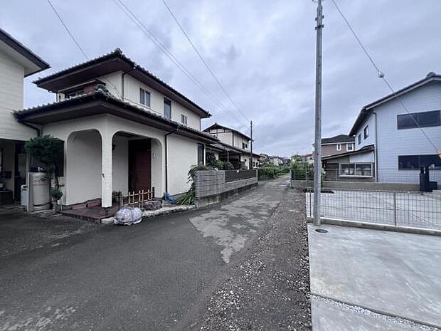 前面道路です。住宅地につき落ち着いた新生活を始められそうです。