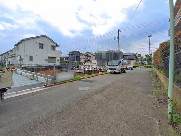 前面道路を含めた現地写真です。