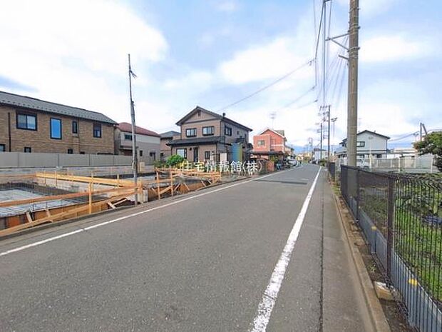 前面道路を含めた現地写真です。