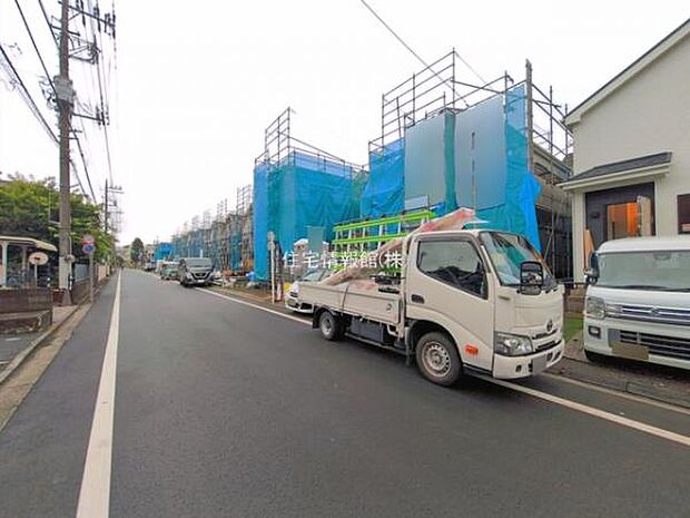 前面道路を含めた現地写真です。