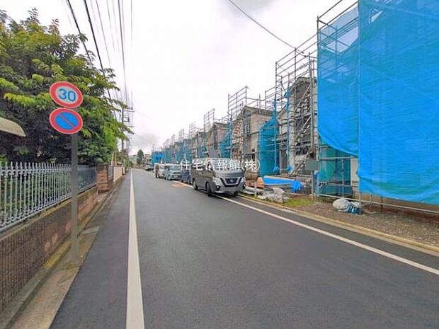 前面道路を含めた現地写真です。