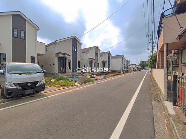 前面道路を含めた現地写真です。