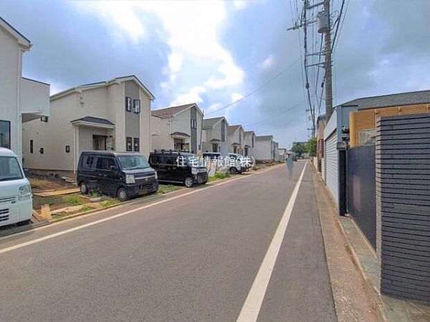 前面道路を含めた現地写真です。