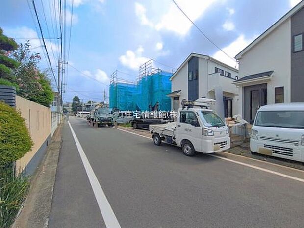 前面道路を含めた現地写真です。