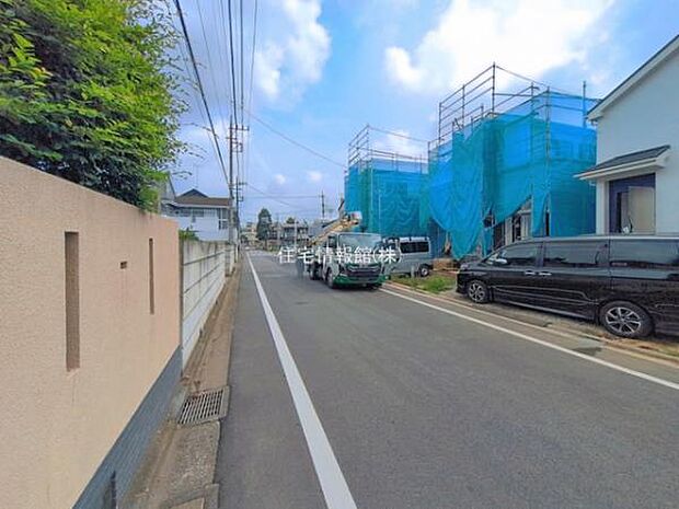 前面道路を含めた現地写真です。