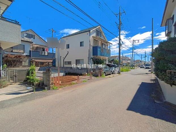 前面道路を含めた現地写真です。