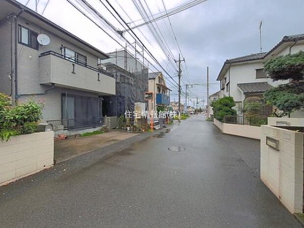 前面道路を含めた現地写真です。