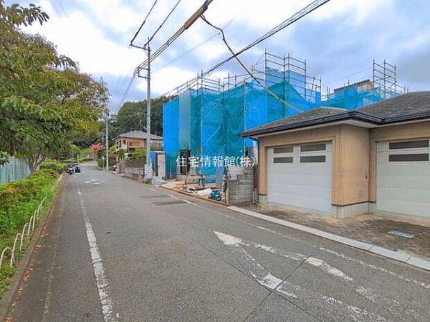 前面道路を含めた現地写真です。