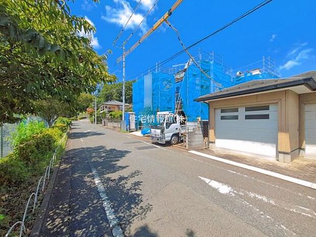 前面道路を含めた現地写真です。