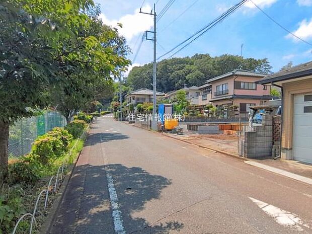 前面道路を含めた現地写真です。