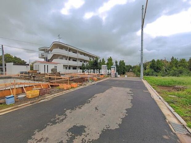 前面道路を含めた現地写真です。