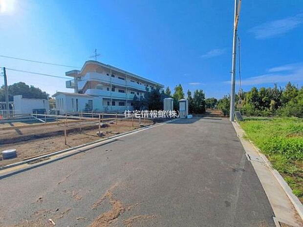 前面道路を含めた現地写真です。