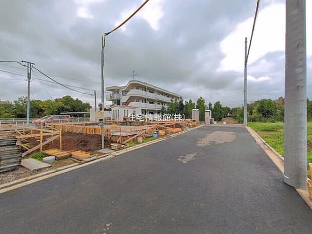 前面道路を含めた現地写真です。
