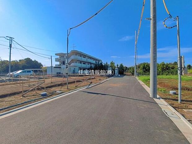 前面道路を含めた現地写真です。