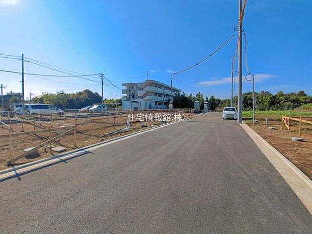 前面道路を含めた現地写真です。