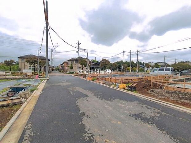 前面道路を含めた現地写真です。