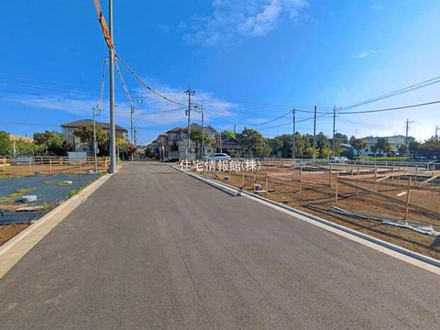 前面道路を含めた現地写真です。