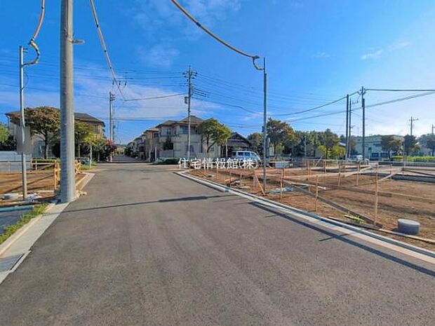 前面道路を含めた現地写真です。