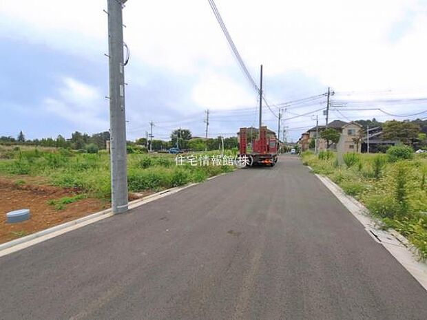 前面道路を含めた現地写真です。