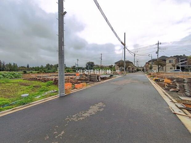 前面道路を含めた現地写真です。
