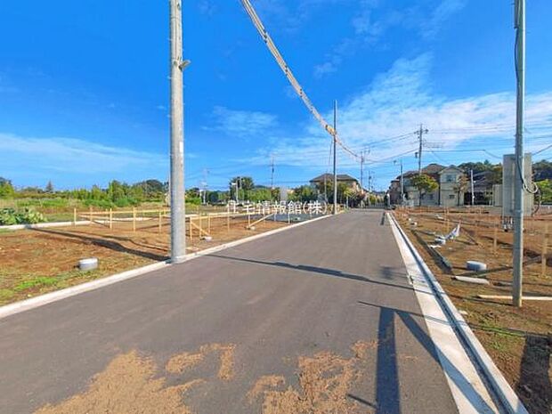 前面道路を含めた現地写真です。