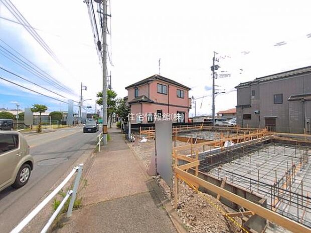 前面道路を含めた現地写真です。
