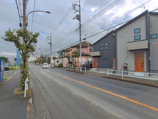 前面道路を含めた現地写真です。