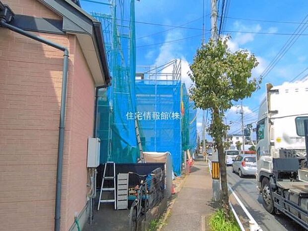 前面道路を含めた現地写真です。