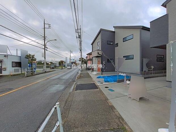 前面道路を含めた現地写真です。