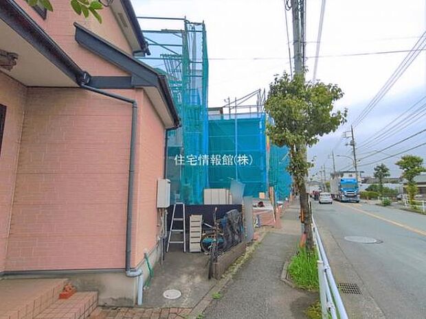 前面道路を含めた現地写真です。