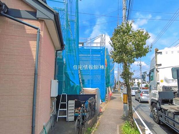 前面道路を含めた現地写真です。