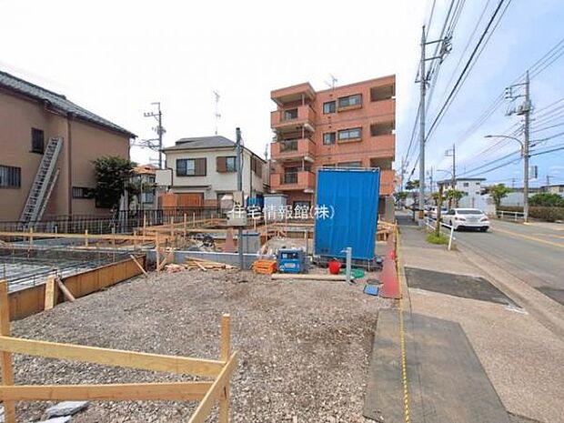 前面道路を含めた現地写真です。