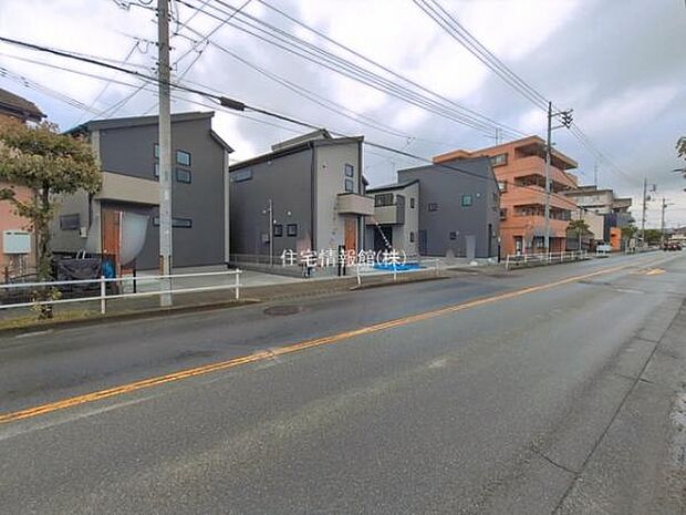 前面道路を含めた現地写真です。