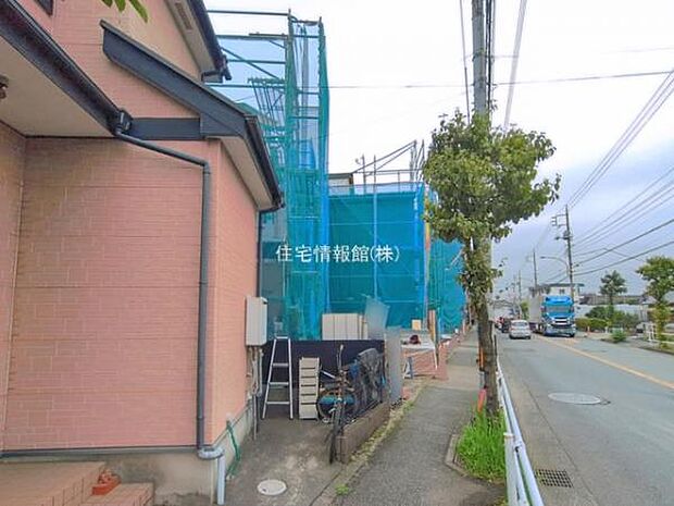 前面道路を含めた現地写真です。