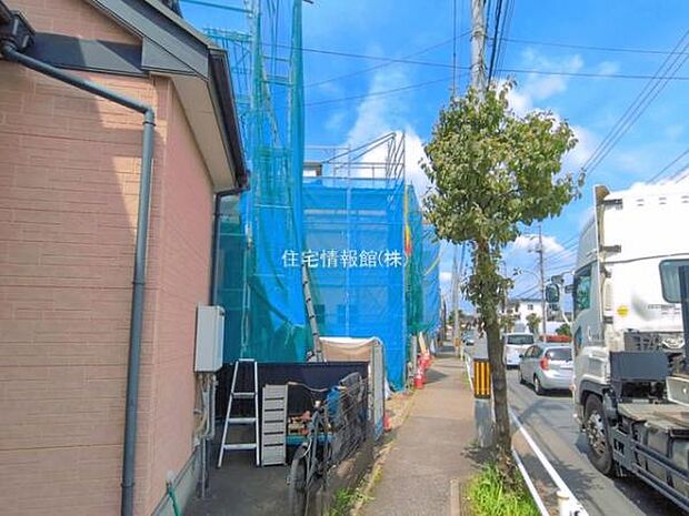 前面道路を含めた現地写真です。