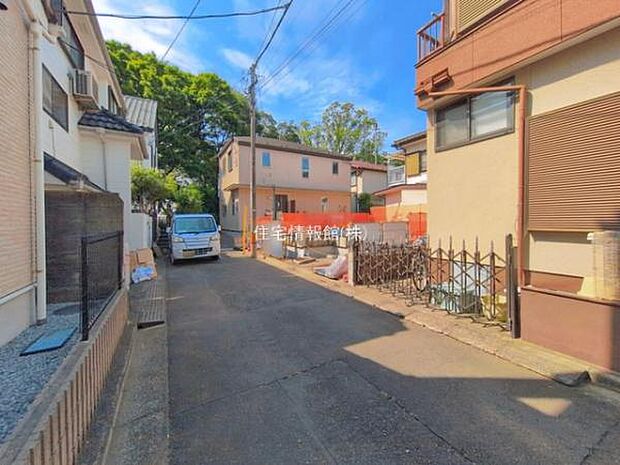 前面道路を含めた現地写真です。
