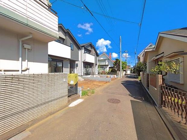 前面道路を含めた現地写真です。