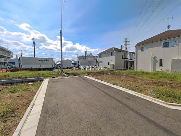前面道路を含めた現地写真です。