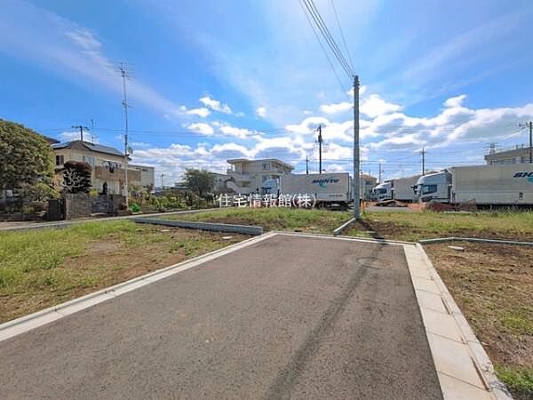 前面道路を含めた現地写真です。