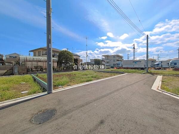 前面道路を含めた現地写真です。