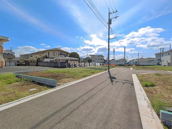 前面道路を含めた現地写真です。