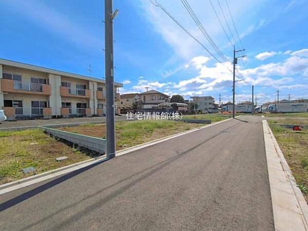 前面道路を含めた現地写真です。