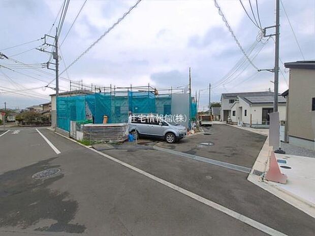 前面道路を含めた現地写真です。