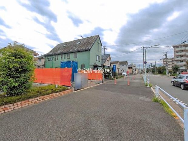 前面道路を含めた現地写真です。