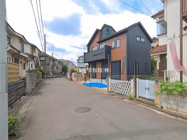 前面道路を含めた現地写真です。
