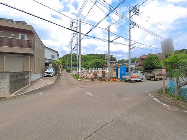 前面道路を含めた現地写真です。