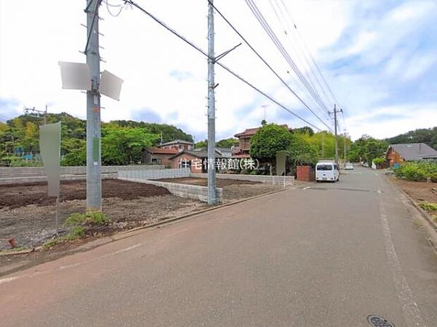前面道路を含めた現地写真です。
